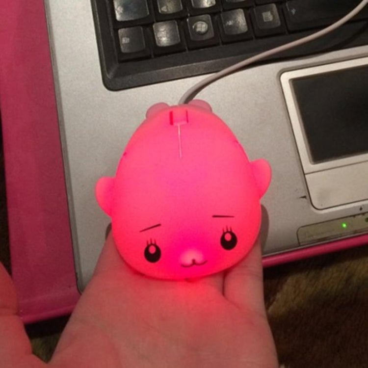 Simpatico cartone animato con mouse cablato per ragazza, ufficio, laptop, casa