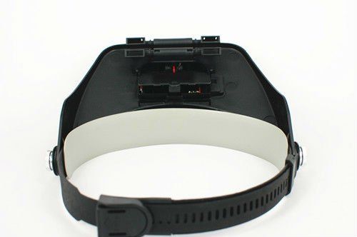 Lente di ingrandimento "a visiera" con illuminazione tramite un led alimentato da due batterie ministilo AAA da 1,5 v fornite di serie. U835