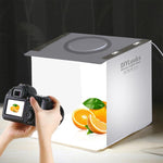 Kit tenda luminosa portatile pieghevole con pannello LED ad anello da 23 cm per studio fotografico, con 6 sfondi colorati (nero, bianco, giallo, rosso, verde, blu). Dimensioni da aperto: 24 cm x 23 cm x 23 cm.