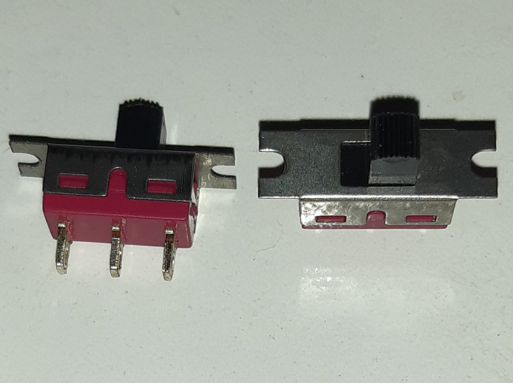 Interruttore deviatore a slitta per impianti elettrici