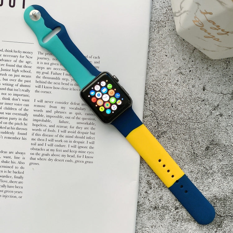 Cinturini di ricambio in silicone con abbinamento di colori per Apple Watch Series 6 e SE e 5 e 4 44 mm / 3 e 2 e 1 42 mm, For Apple Watch 44mm/42mm(Black+Red+White), For Apple Watch 44mm/42mm(Red+White+Black)                                           ...