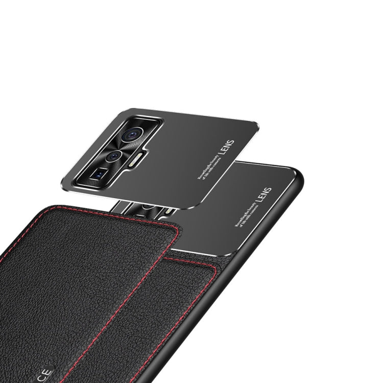 Custodia protettiva in metallo satinato e pelle per iPhone 11