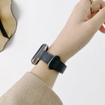 Cinturino con cinturino in vera pelle con fibbia a doppia borchia per Apple Watch Series, 7 45mm / 6 & SE & 5 & 4 44mm / 3 & 2 & 1 42mm, 7 41mm / 6 & SE & 5 & 4 40mm / 3 & 2 & 1 38mm