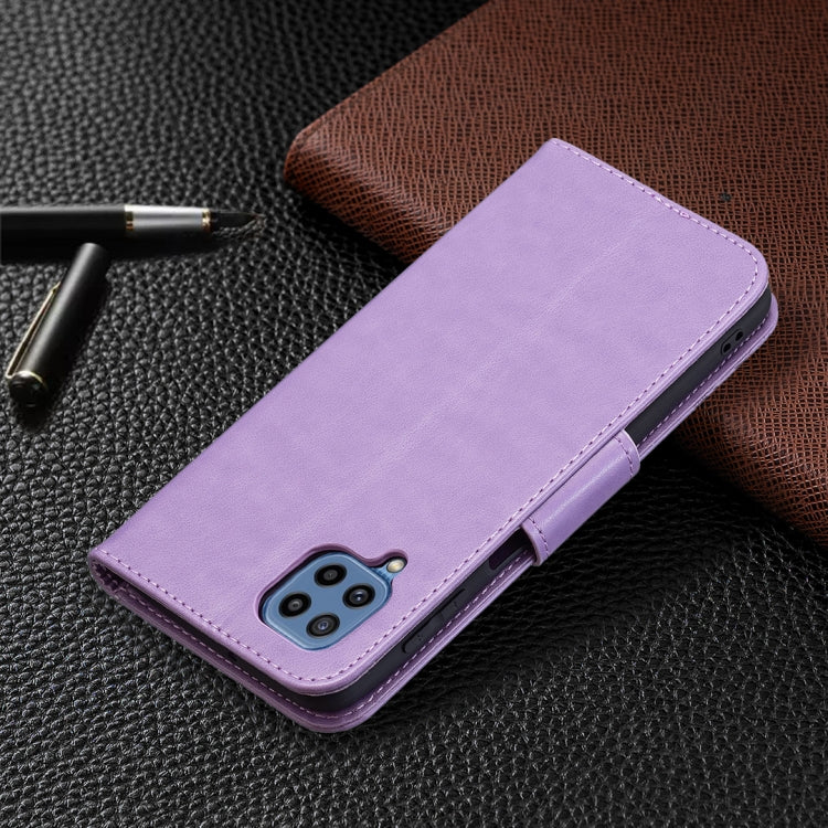 Custodia in pelle PU a vibrazione orizzontale con motivo a due farfalle in rilievo con supporto e slot per schede, portafoglio e cordino, For Samsung Galaxy M32