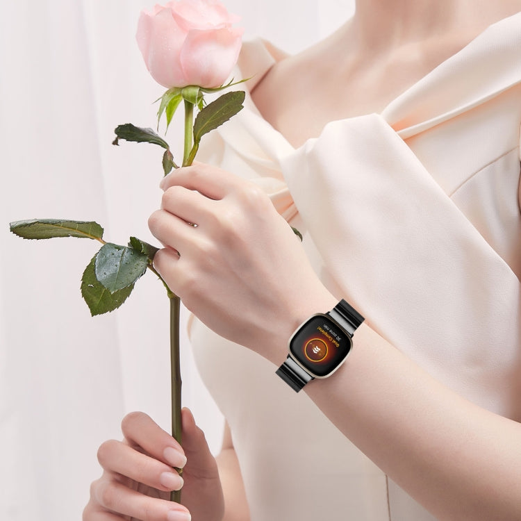 Cinturino in metallo con fibbia a farfalla per Fitbit Versa 4