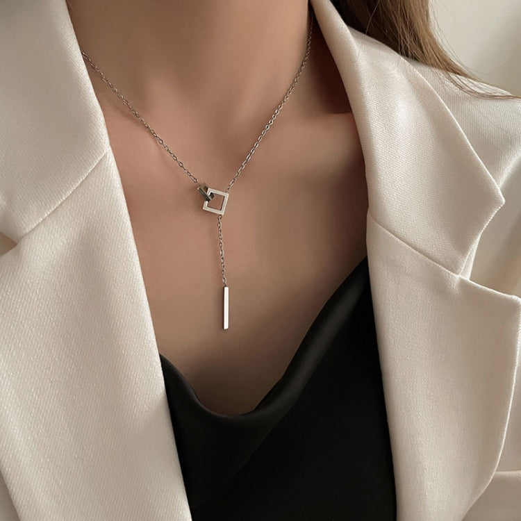 Collana da donna con alfabeto versatile in acciaio al titanio con catena intrecciata, XL2001, XL1951, XL1400, XL1437, XL2010, XL1505, XL1839, XL1864, XL1502, XL1570, XL1170, XL1459, XL1788, XL1780, XL1946, XL1089, XL1958, XL1983, XL1941, XL1944, XL1090...
