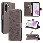 Custodia per telefono in pelle con stampa a rilievo di gatto e ape., For Samsung Galaxy A36 5G / M56 5G, For Samsung Galaxy A06 5G / 4G, For Samsung Galaxy A56 5G