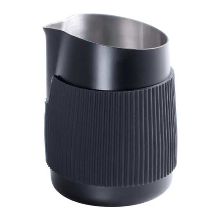 Tazza da latte art in acciaio inox da 420 ml con bocca obliqua, cilindro per schiumare il latte e caffè antiscottatura con scala graduata.