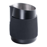 Tazza da latte art in acciaio inox da 420 ml con bocca obliqua, cilindro per schiumare il latte e caffè antiscottatura con scala graduata.