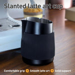 Tazza da latte art in acciaio inox da 420 ml con bocca obliqua, cilindro per schiumare il latte e caffè antiscottatura con scala graduata.