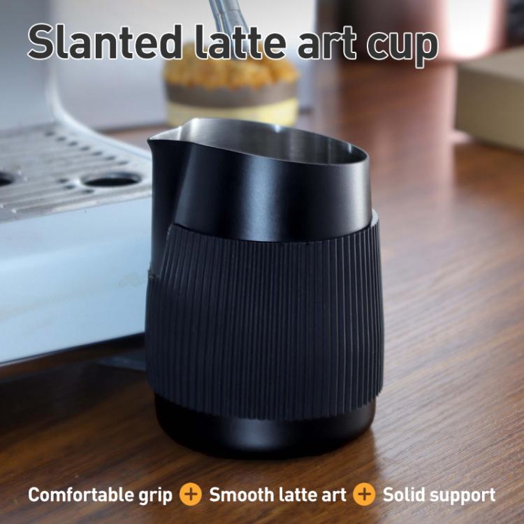 Tazza da latte art in acciaio inox da 420 ml con bocca obliqua, cilindro per schiumare il latte e caffè antiscottatura con scala graduata.