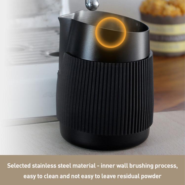 Tazza da latte art in acciaio inox da 420 ml con bocca obliqua, cilindro per schiumare il latte e caffè antiscottatura con scala graduata.
