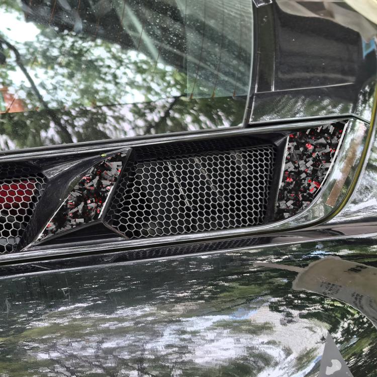 Set di 6 adesivi decorativi in fibra di carbonio con lamina d'oro forgiata per prese d'aria laterali del motore dell'auto Chevrolet Corvette C8 2020-, lato guidatore sinistro e destro., Engine Side Vents