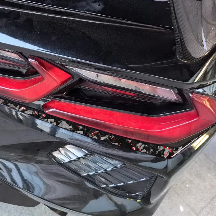 Set di 2 adesivi decorativi sotto i fanali posteriori dell'auto in fibra di carbonio con lamina dorata forgiata per Chevrolet Corvette C8 2020-, lato guidatore sinistro e destro., Taillight Below