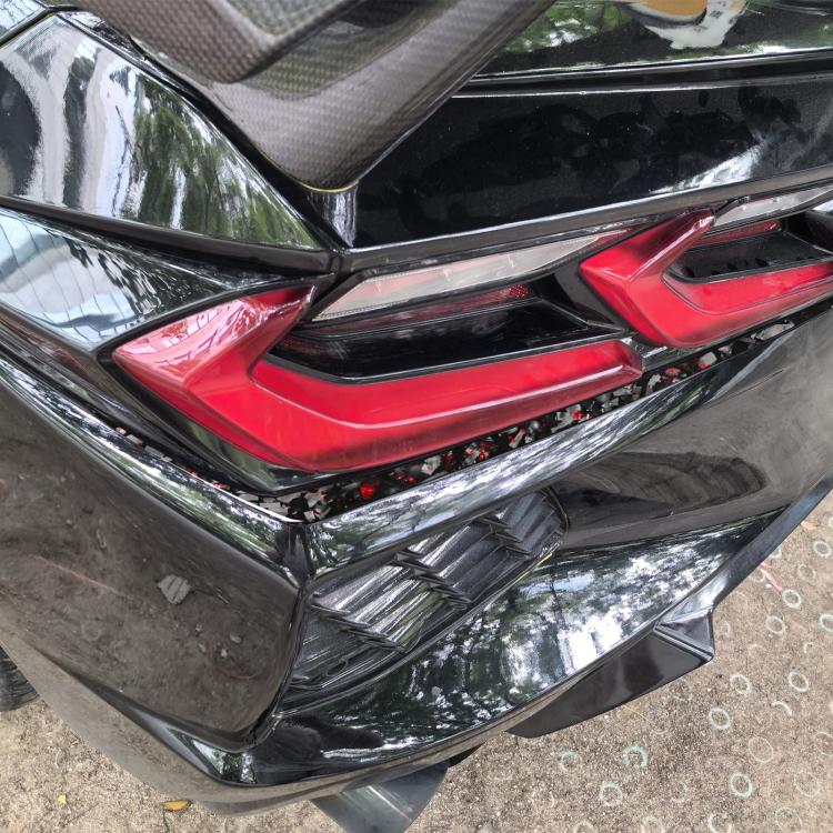 Set di 2 adesivi decorativi sotto i fanali posteriori dell'auto in fibra di carbonio con lamina dorata forgiata per Chevrolet Corvette C8 2020-, lato guidatore sinistro e destro., Taillight Below
