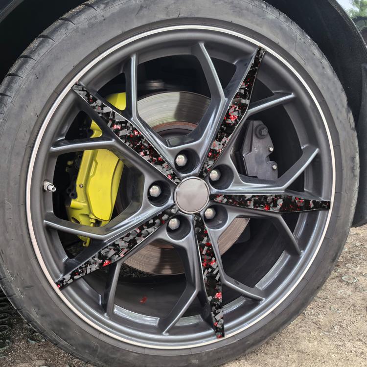 Set di 20 adesivi decorativi in fibra di carbonio con lamina dorata forgiata per cerchi auto Chevrolet Corvette C8 2020-, lato guidatore sinistro e destro., Wheels