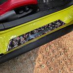 Set di 2 adesivi decorativi per soglia auto in fibra di carbonio con lamina d'oro forgiata per Chevrolet Corvette C8 2020-, lato guidatore sinistro e destro., Threshold