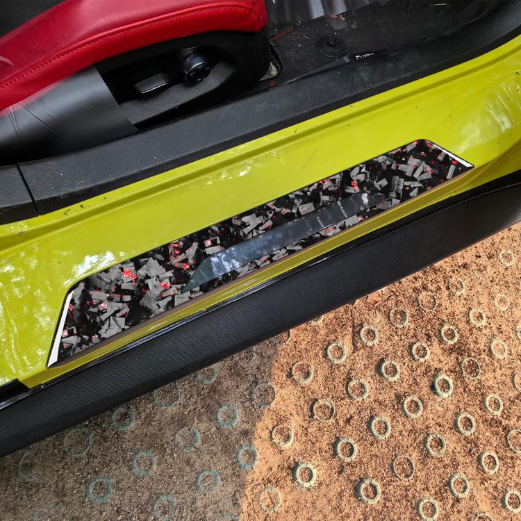 Set di 2 adesivi decorativi per soglia auto in fibra di carbonio con lamina d'oro forgiata per Chevrolet Corvette C8 2020-, lato guidatore sinistro e destro., Threshold