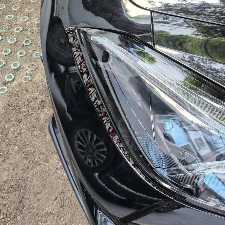 Set di 2 adesivi decorativi in fibra di carbonio con lamina dorata forgiata, da posizionare sotto i fari anteriori dell'auto, per Chevrolet Corvette C8 2020-, lato guidatore sinistro e destro., Front Light Below