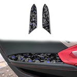Set di 2 adesivi decorativi in fibra di carbonio con lamina dorata forgiata per bracciolo interno auto, per Chevrolet Corvette C8 2020-, lato guidatore sinistro e destro., Inside Armrest Panel