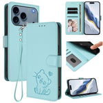 Custodia per telefono in pelle con ciondolo a forma di gatto e cuore in rilievo, completa di cinturino da polso., For iPhone 17 Pro, For iPhone 17