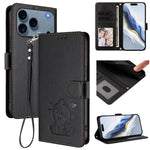 Custodia per telefono in pelle con ciondolo a forma di gatto e cuore in rilievo, completa di cinturino da polso., For iPhone 17 Pro, For iPhone 17