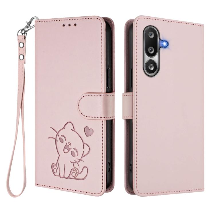 Custodia per telefono in pelle con ciondolo a forma di gatto e cuore in rilievo, completa di cinturino da polso., For Samsung Galaxy M36 5G, For Samsung Galaxy M56 5G