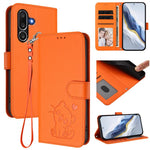 Custodia per telefono in pelle con ciondolo a forma di gatto e cuore in rilievo, completa di cinturino da polso., For Samsung Galaxy M36 5G, For Samsung Galaxy M56 5G