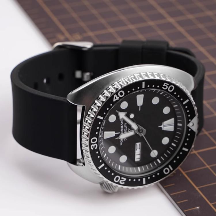 Cinturino per orologio impermeabile in silicone tinta unita con fibbia ad ardiglione in acciaio inossidabile color argento., 18mm