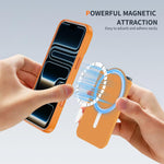 Supporto pieghevole magnetico MagSafe con texture in pelle e scomparti per carte di credito.