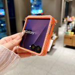 Custodia per telefono con cinturino da polso e ganci metallici su entrambi i lati, con motivo a pizzo in rilievo., For Samsung Galaxy Z Flip6/7 FE, For Samsung Galaxy Z Flip7 5G, For Samsung Galaxy Z Flip5