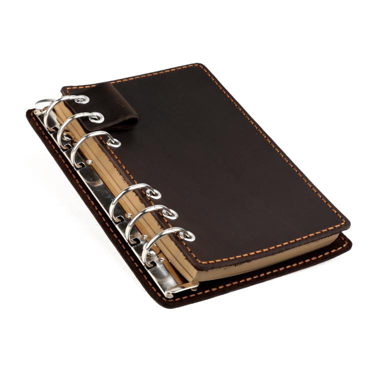 Taccuino vintage in vera pelle con fogli sfusi staccabili, ideale come diario di viaggio.