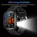 Smartwatch QX12 da 1,96 pollici con display IPS, certificazione IP68, ideale per sport all'aria aperta e dotato di torcia.