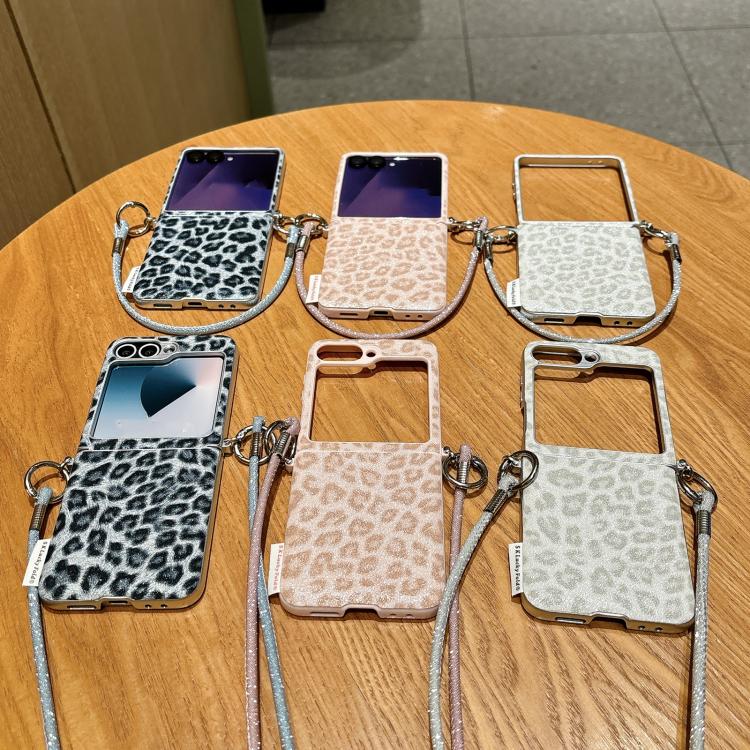 Custodia per telefono con stampa leopardata argentata e chiusura laterale, con cinturino da polso fai-da-te., For Samsung Galaxy Z Flip6 5G / Flip7 FE, For Samsung Galaxy Z Flip7 5G, For Samsung Galaxy Z Flip5 5G