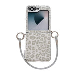 Custodia per telefono con stampa leopardata argentata e chiusura laterale, con cinturino da polso fai-da-te., For Samsung Galaxy Z Flip6 5G / Flip7 FE, For Samsung Galaxy Z Flip7 5G, For Samsung Galaxy Z Flip5 5G