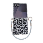 Custodia per telefono con stampa leopardata argentata e chiusura laterale, con cinturino da polso fai-da-te., For Samsung Galaxy Z Flip6 5G / Flip7 FE, For Samsung Galaxy Z Flip7 5G, For Samsung Galaxy Z Flip5 5G