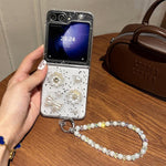 Custodia per telefono con cinturino e design a nodo di farfalla con fiore di perla., For Samsung Galaxy Z Fold7 5G, For Samsung Galaxy Z Flip7 5G, For Samsung Galaxy Z Flip6/5, For Samsung Galaxy Z Fold6, For Samsung Galaxy Z Fold5                     ...