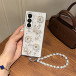 Custodia per telefono con cinturino e design a nodo di farfalla con fiore di perla., For Samsung Galaxy Z Fold7 5G, For Samsung Galaxy Z Flip7 5G, For Samsung Galaxy Z Flip6/5, For Samsung Galaxy Z Fold6, For Samsung Galaxy Z Fold5                     ...