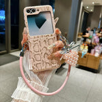 Custodia per telefono antiurto con fibbia laterale e cinturino, con texture a squame e ciondolo a forma di cuore, con texture a squame., For Samsung Galaxy Z Flip7 FE/6, For Samsung Galaxy Z Flip7 5G, For Samsung Galaxy Z Flip5
