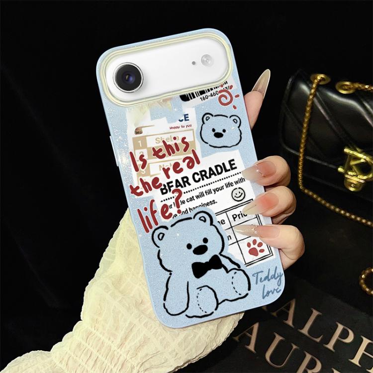 Custodia per telefono ibrida in PC e TPU con motivo orsetto di giornale e glitter IMD., For iPhone 17e / 16e, For iPhone 17 Pro Max, For iPhone 17 Pro, For iPhone 17, For iPhone Air, For iPhone 16 Pro Max