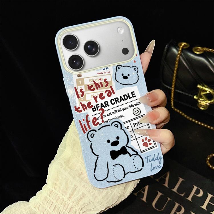 Custodia per telefono ibrida in PC e TPU con motivo orsetto di giornale e glitter IMD., For iPhone 17e / 16e, For iPhone 17 Pro Max, For iPhone 17 Pro, For iPhone 17, For iPhone Air, For iPhone 16 Pro Max