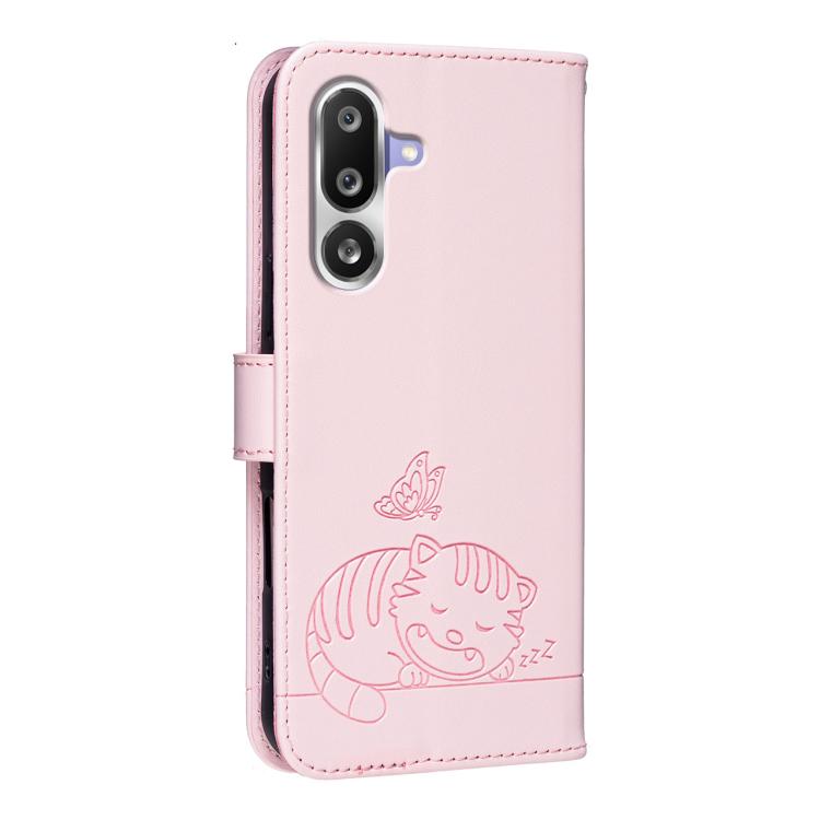 Custodia per telefono in ecopelle con cinturino e stampa a rilievo di gatto e farfalla, con protezione RFID., For Galaxy M36 5G, For Galaxy M56 5G, For Galaxy F16 5G