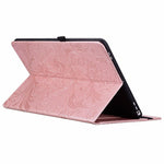 Custodia per tablet in ecopelle con motivo floreale in rilievo e funzione di sospensione/riattivazione, For iPad Air 13 2026/2025/2024, For iPad Air 11 2024/2025/2026, For iPad Pro 11 2024 / 2025, For iPad 2025 / 2022