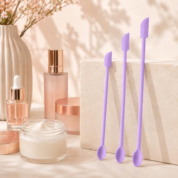 Set di 3 mini spatole raschianti in silicone a doppia testa per flaconi cosmetici.