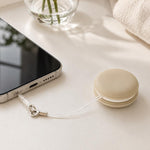 Panno multifunzionale portatile a forma di macaron per la pulizia dello schermo del telefono, con cordino.