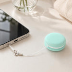 Panno multifunzionale portatile a forma di macaron per la pulizia dello schermo del telefono, con cordino.