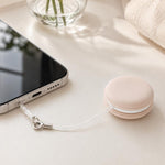 Panno multifunzionale portatile a forma di macaron per la pulizia dello schermo del telefono, con cordino.