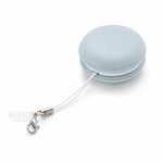 Panno multifunzionale portatile a forma di macaron per la pulizia dello schermo del telefono, con cordino.
