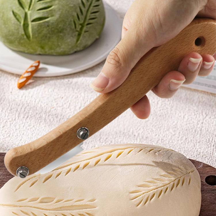 Incisore per pane curvo con manico in legno