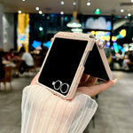 Custodia per telefono con motivo a intreccio fantasy in stile targhetta, con cinturino da polso., For Galaxy Z Flip8 5G